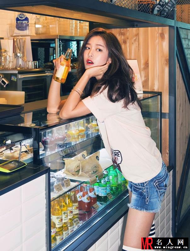 郑幼贞曝时尚写真 娇媚容颜大秀美腿(1)