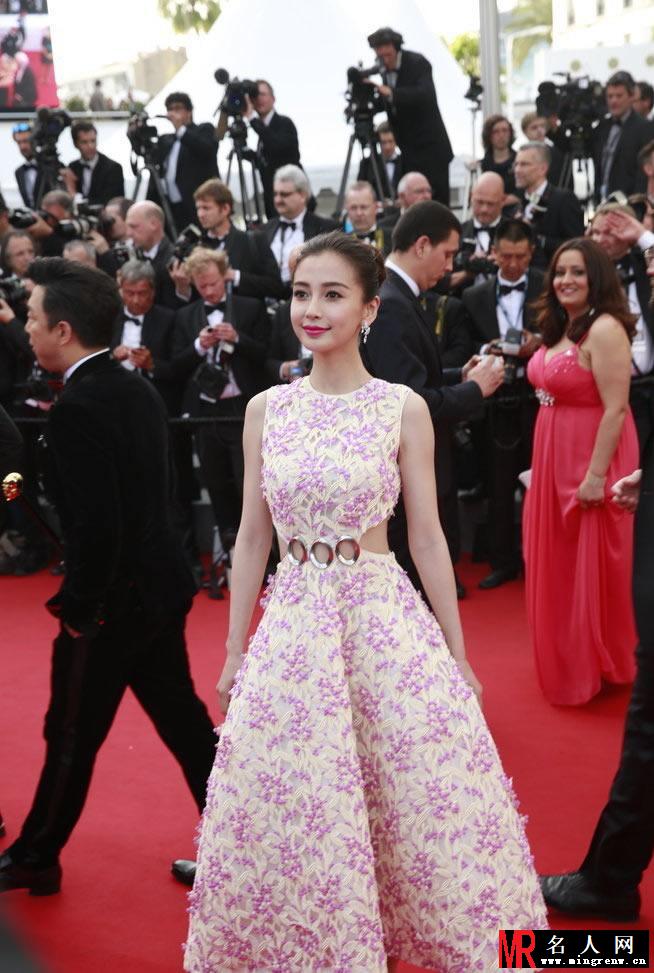 Angelababy性感桃红花裙亮相戛纳红毯 性感甜美大方优雅(1)