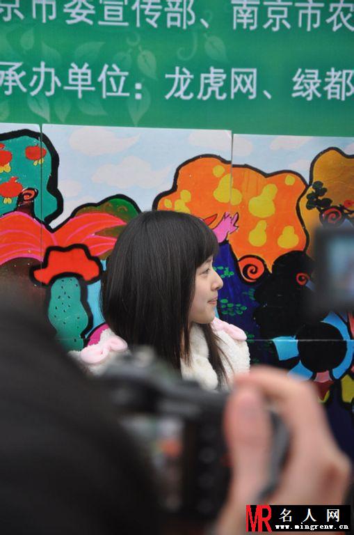 奶茶妹妹章泽天素颜亮相南京网民大型公益植树活动现场(1)