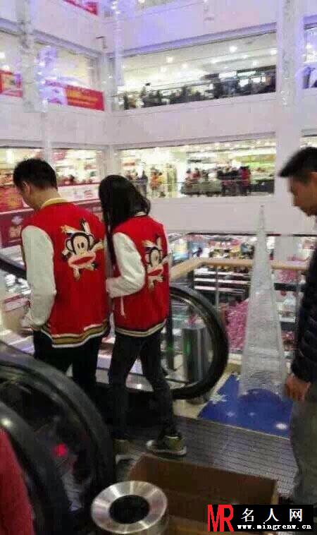 刘强东携奶茶妹妹逛商场 情侣装现身引围观(1)