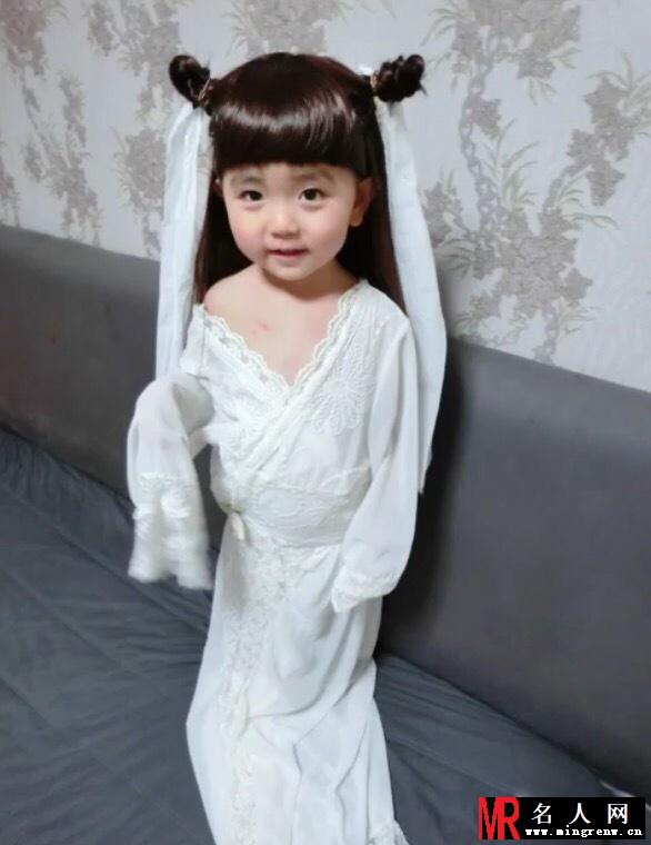 萌娃扮小龙女微博走红 小露香肩萌翻网友(1)