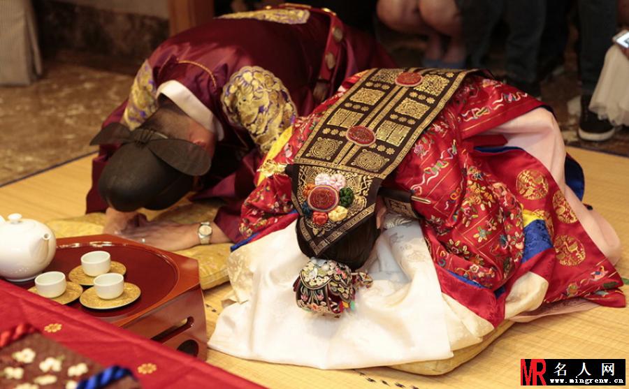许茹芸首尔大婚 穿韩服熊吻丈夫(1)