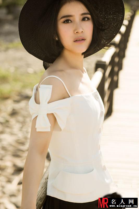王碧儿最新写真 街头徜徉显自在(1)