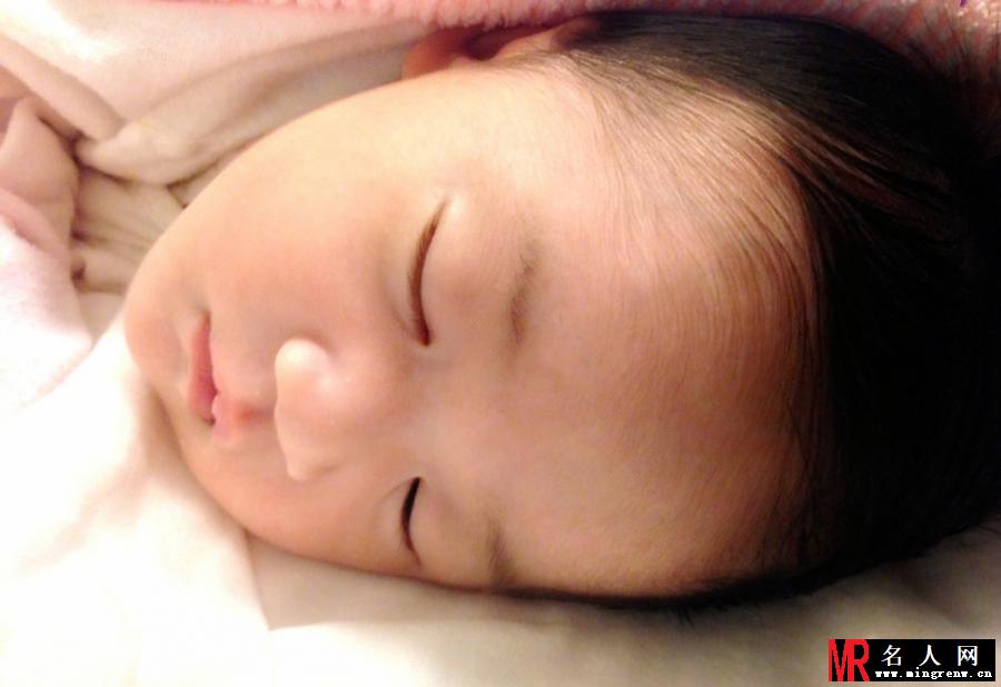 陈晓东微博晒萌女娃 温馨甜蜜全家福(1)