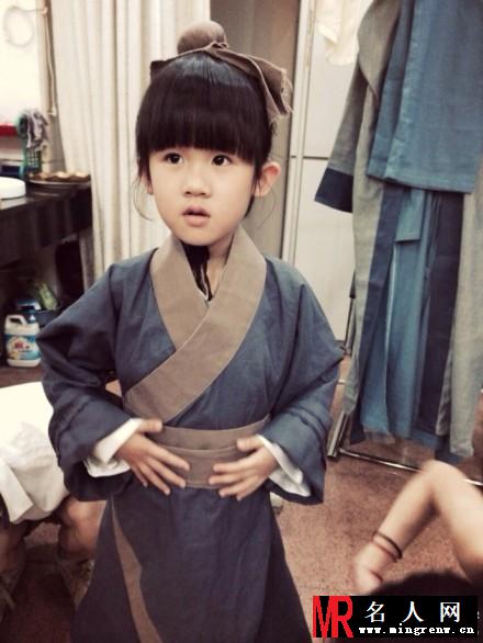 鲍蕾微博曝光女儿书生扮相 贝儿获赞可爱(1)