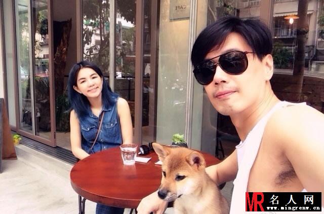 Ella微博晒照秀恩爱 与老公甜蜜出镜(1)