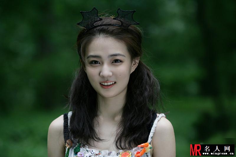 徐璐清纯写真曝光 轻颦浅笑煞是动人(1)