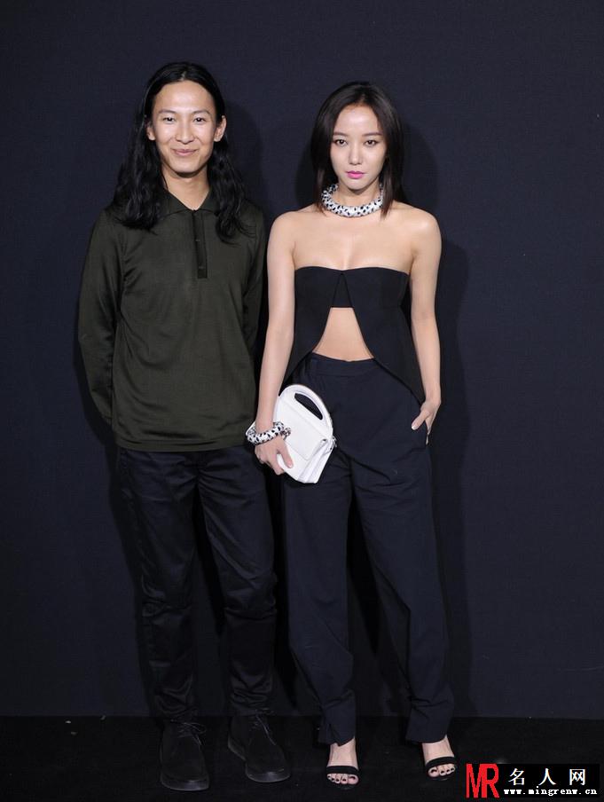 王珞丹抹胸漏肚秀性感 时尚女人味十足(1)