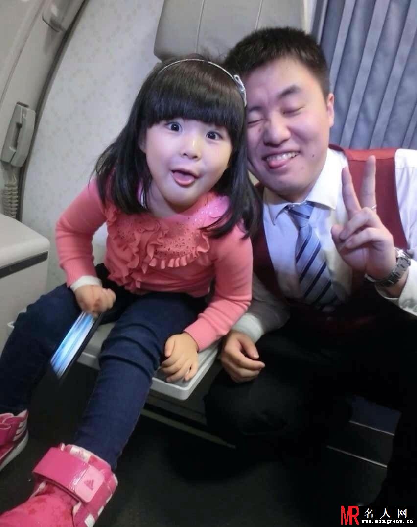 王诗龄与乘务员欢乐合影 显搞怪萌态(1)