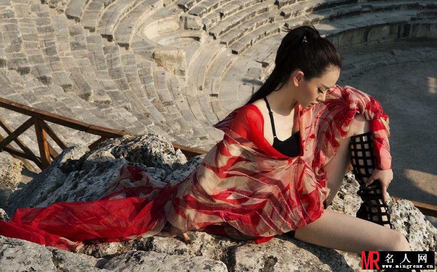 戚薇土耳其写真曝光 大秀美腿霸气侧露(1)