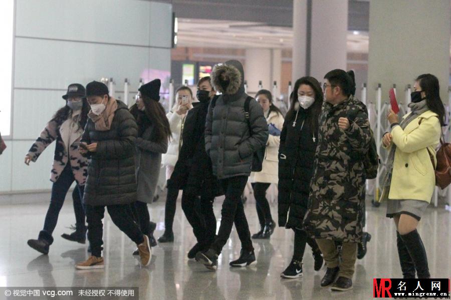 王凯深夜抵京无视狗仔 全副武装只露双眼(1)