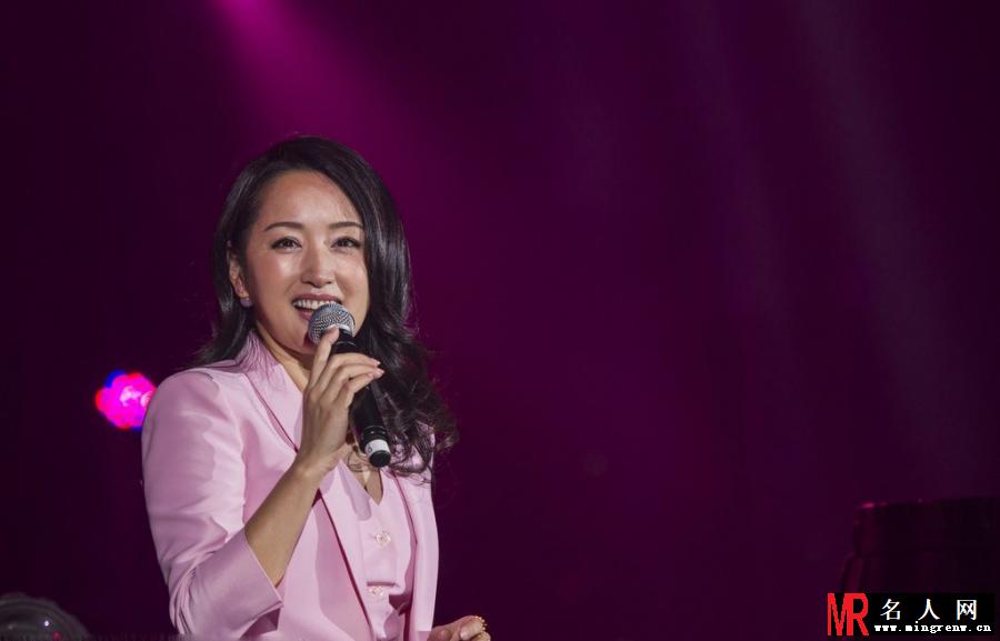 杨钰莹粉装亮相露甜蜜笑容献唱(1)