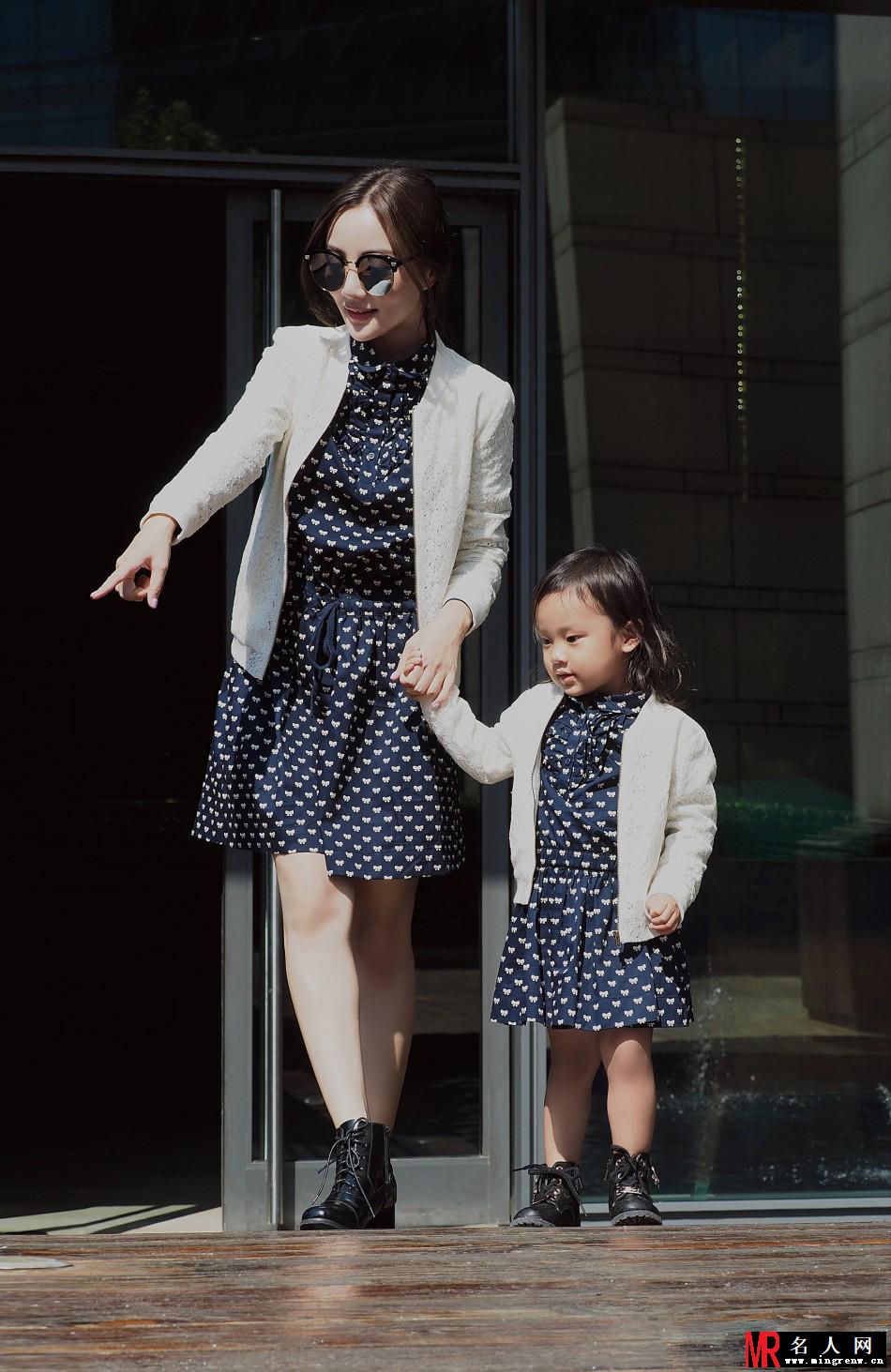 李小璐蹲地为女儿系鞋带 甜馨表情高冷(1)