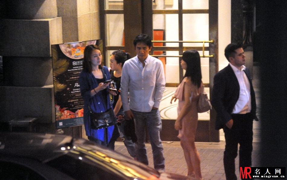 梁朝伟不惧刘嘉玲吃醋与俩女性友人吃饭(1)