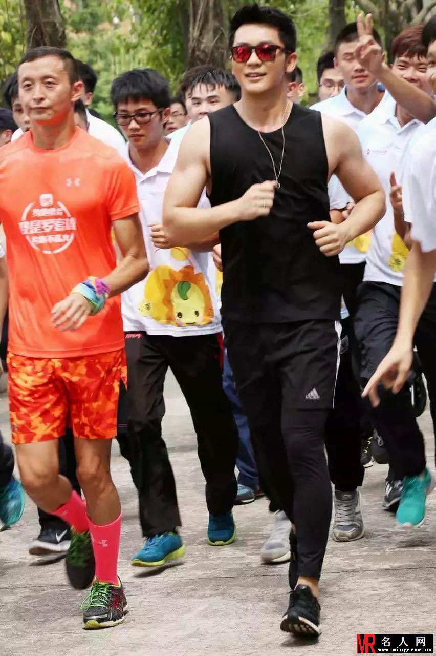 李晨现身《福之州 青之运》跑步活动秀胸肌(1)