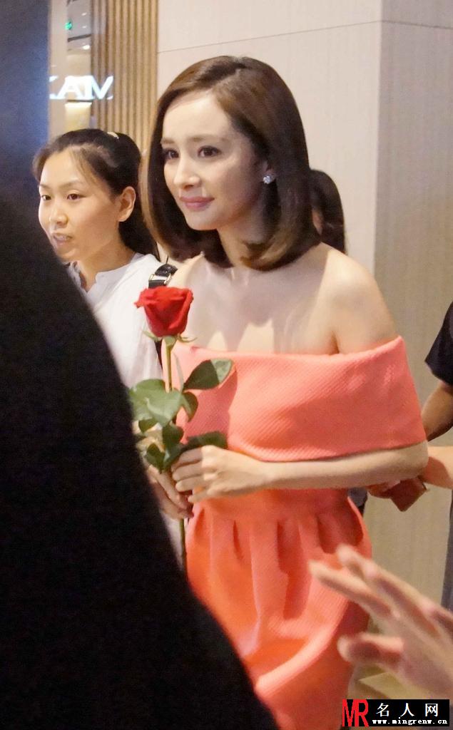 杨幂橘色抹胸裙露香肩 持玫瑰与花争艳(1)