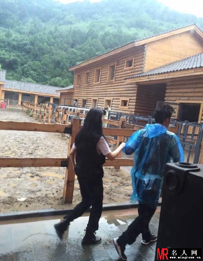 李晨范冰冰牵手录节目秀甜蜜 上演偶像剧情节(1)