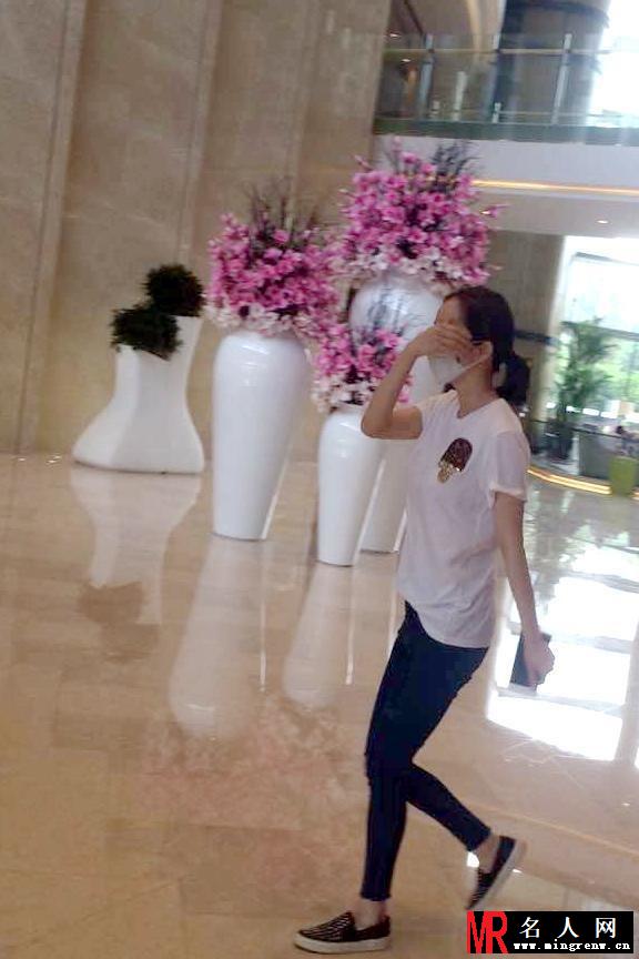 杨幂戴口罩现身 见镜头忙捂脸遮素颜(1)