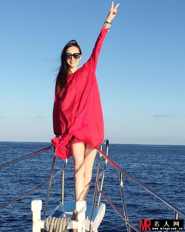 唐嫣游轮夕阳写真 红色短裙大秀性感美腿(1)