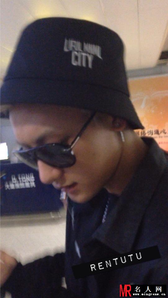 2014年4月EXO北京飞韩国机场时尚写真黄子韬图片写真帅气(1)