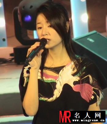 林心如参与录制湖北卫视2004.4.12期《星秀场》花絮图(1)