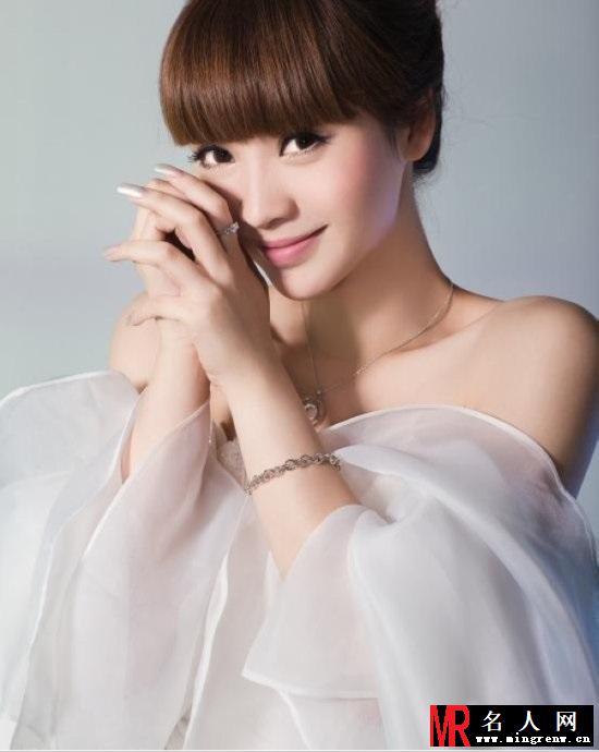 柳岩披婚纱清新上《今日新娘》杂志封面(1)