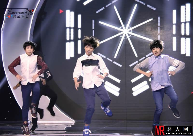 TFBOYS《中国文艺》三人合照 精彩表演带动全场(1)