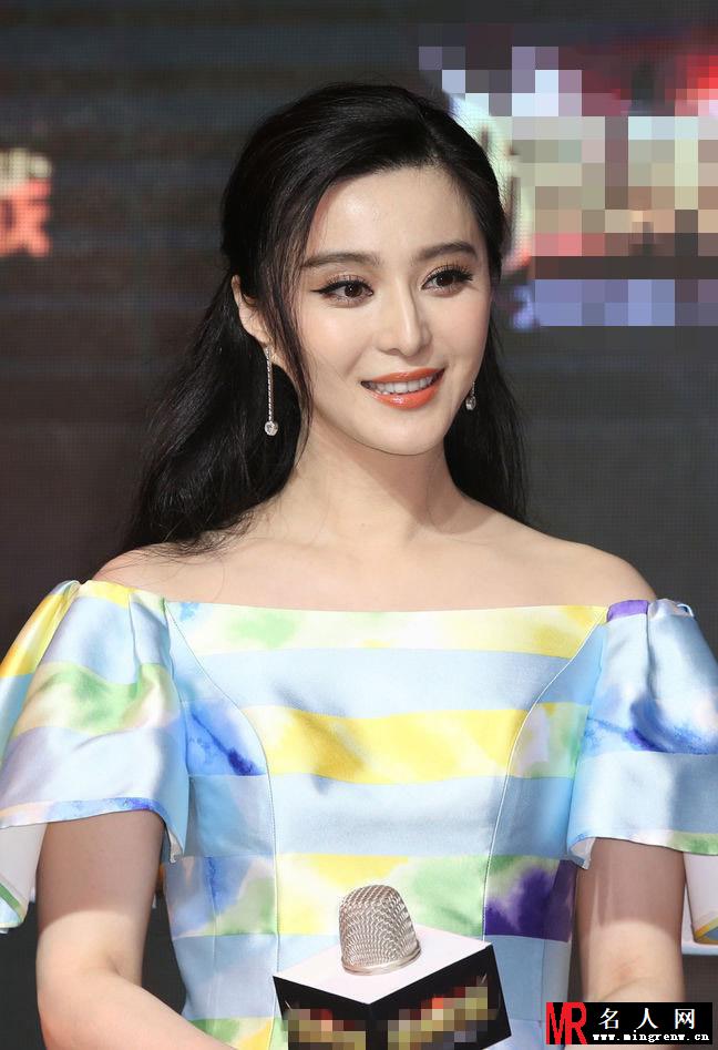 范冰冰出席游戏发布会 与show girl合影卖萌抢镜(1)