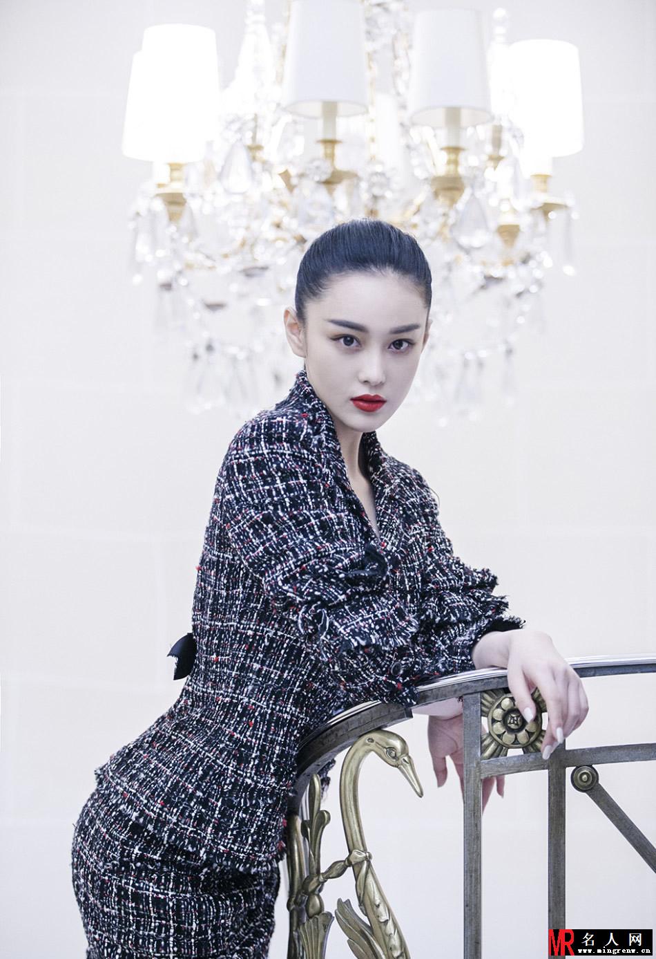 张馨予利落干练套装 时尚优雅演绎职场熟女范(1)
