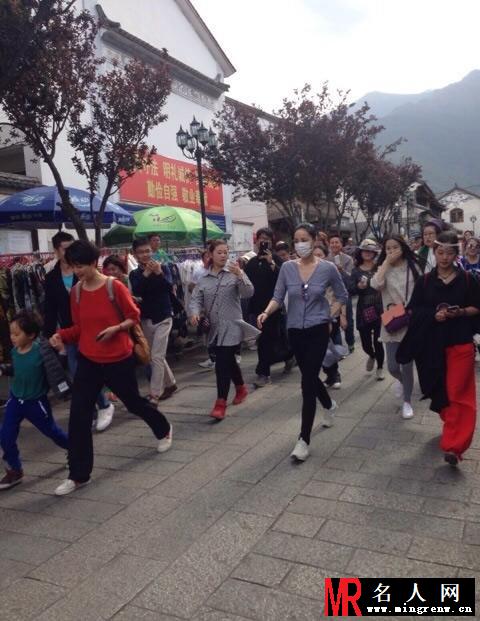 天后王菲携女儿李嫣出游 遭路人疯狂拍摄(1)