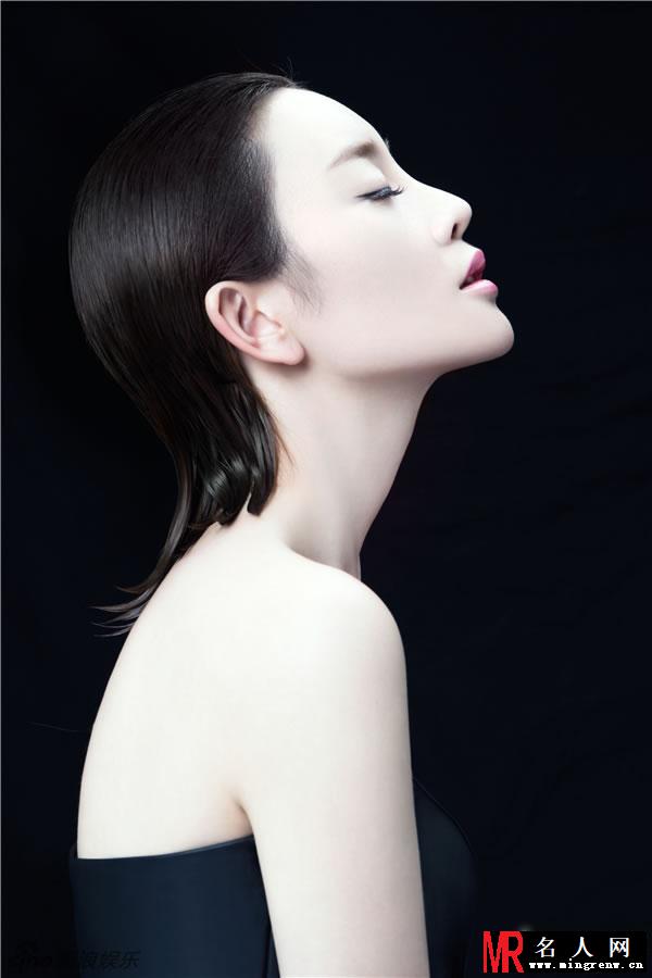 张檬黑白大片 展完美侧颜(1)