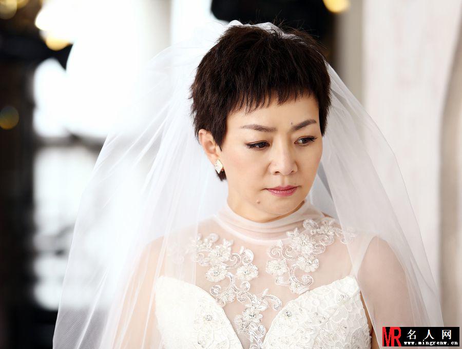 幸福请你等等我剧照 宋丹丹披婚纱显娇羞(1)