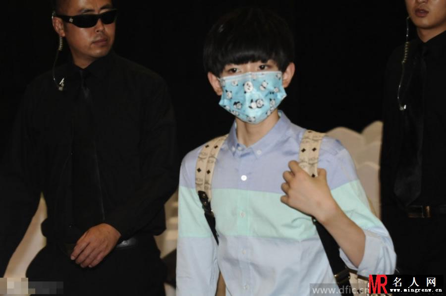 TFBOYS潮装现身 背书包戴口罩显乖巧(1)