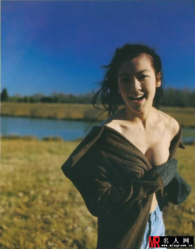 林熙蕾性感叛逆写真 酥胸半露火辣诱人(1)