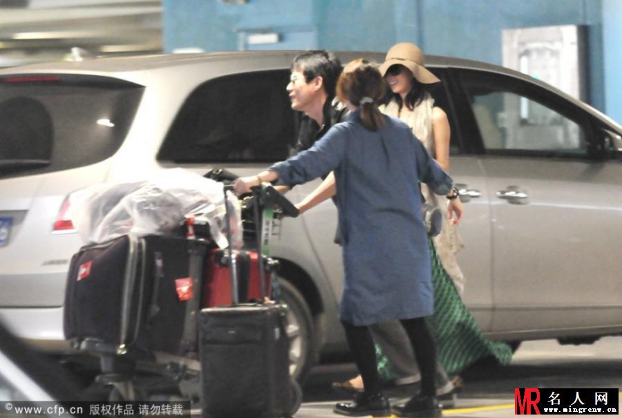 林志玲优雅长裙现身机场 获神秘男接机(1)