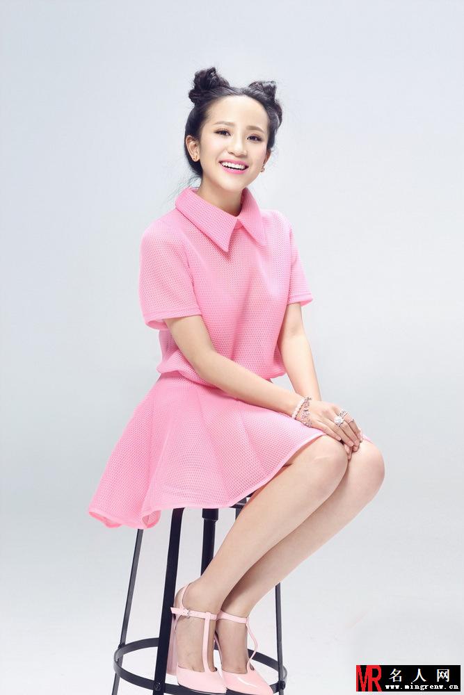 解惠清甜美系写真曝光 粉色套裙尽显青春活力(1)