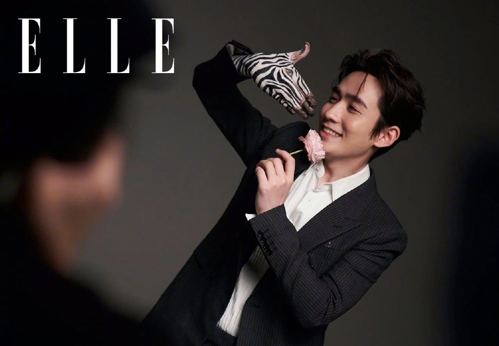 朱一龙《ELLE》写真拍摄花絮 眉眼温柔令人沉醉(1)