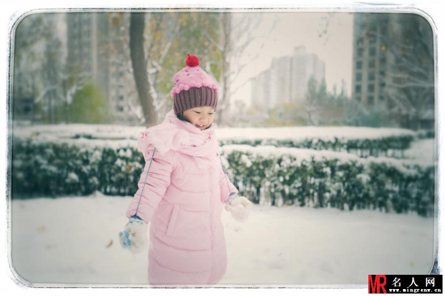 李小璐和甜馨堆雪人 母女打扮时髦称闺蜜(1)