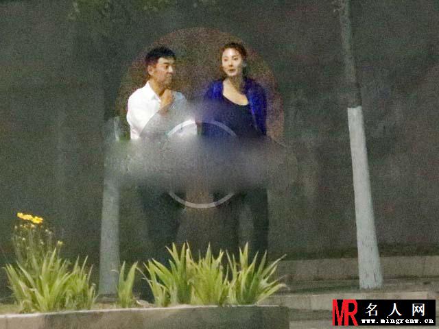 张雨绮新恋情曝光 与神秘男牵手压马路(1)