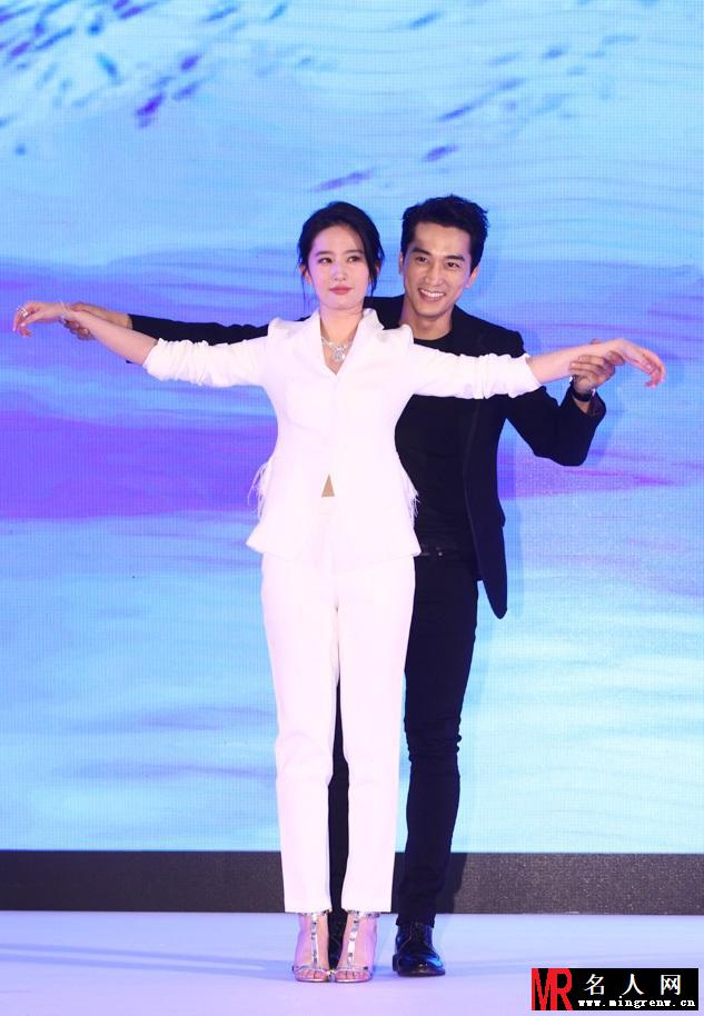 刘亦菲宋承宪模仿泰坦尼克号花式秀恩爱(1)