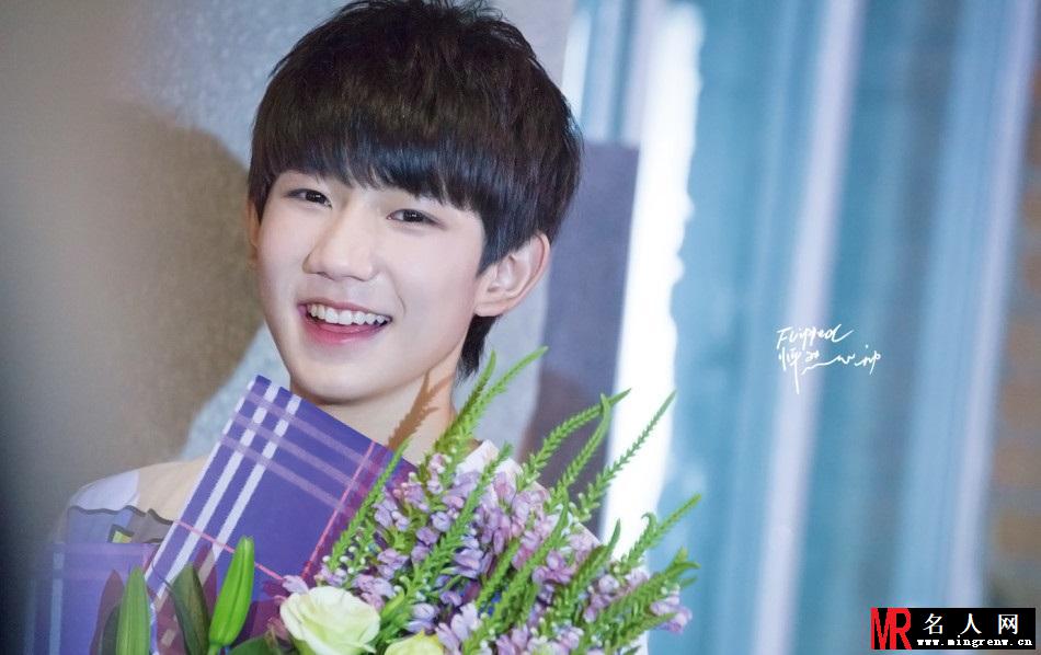 TFBOYS加盟《偶像来了》手捧鲜花见女神(1)
