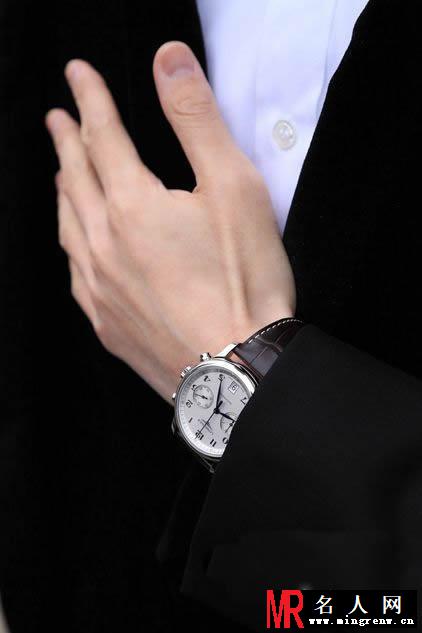 张翰漫步巴塞尔街头 暗黑霸气西装(1)