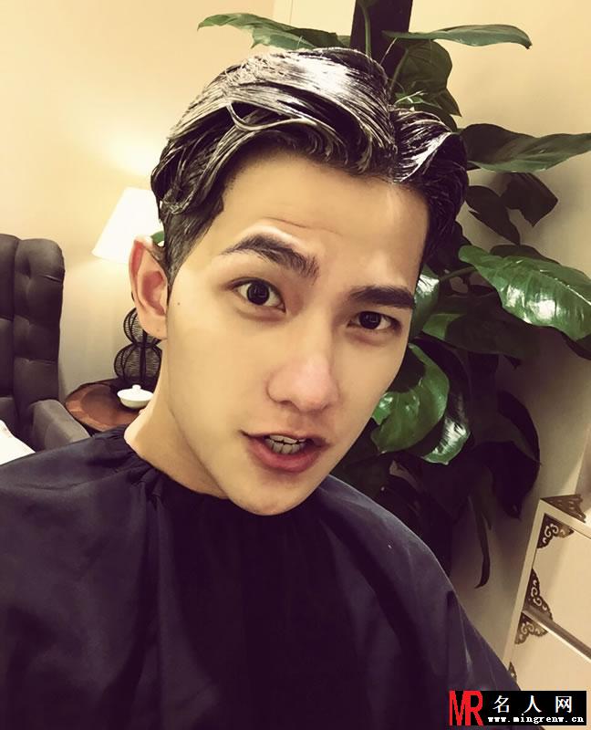 杨洋微博生活照集锦 展精致侧颜青春无敌(1)