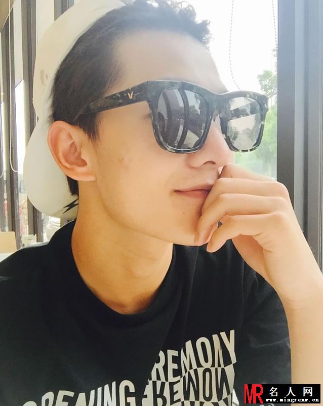 杨洋微博生活照集锦 展精致侧颜青春无敌(1)