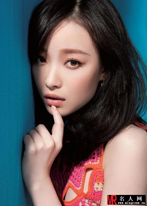 倪妮2012登北京青年周刊封面 飘逸蓝裙大秀性感美腿(1)