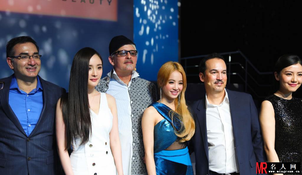 杨幂白裙现身宝洁活动现场 长发飘飘恬静迷人(1)