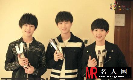 TFBOYS获得奖项 倾情演唱并与王力宏合照(1)