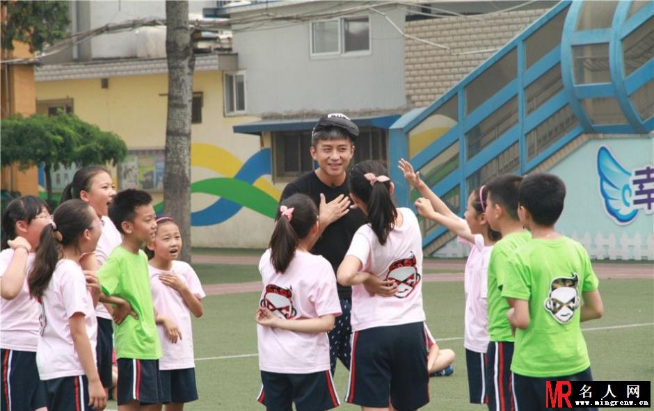 邓超到小学当“插班生”跟小学生玩撕名牌(1)