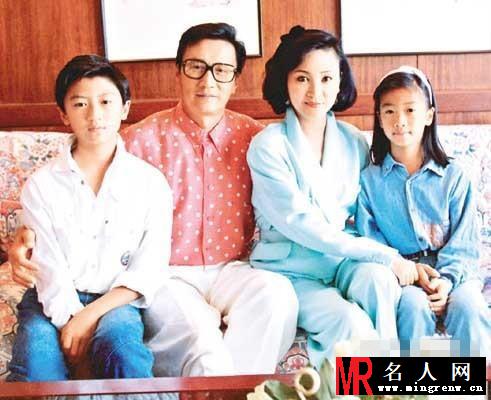 谢霆锋新全家福曝光 兄妹继承优良血统美呆了(1)