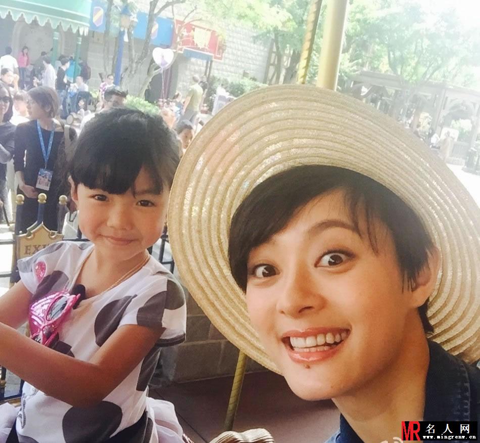 娘娘孙俪游乐园鬼脸6连拍 清秀素颜显年轻(1)
